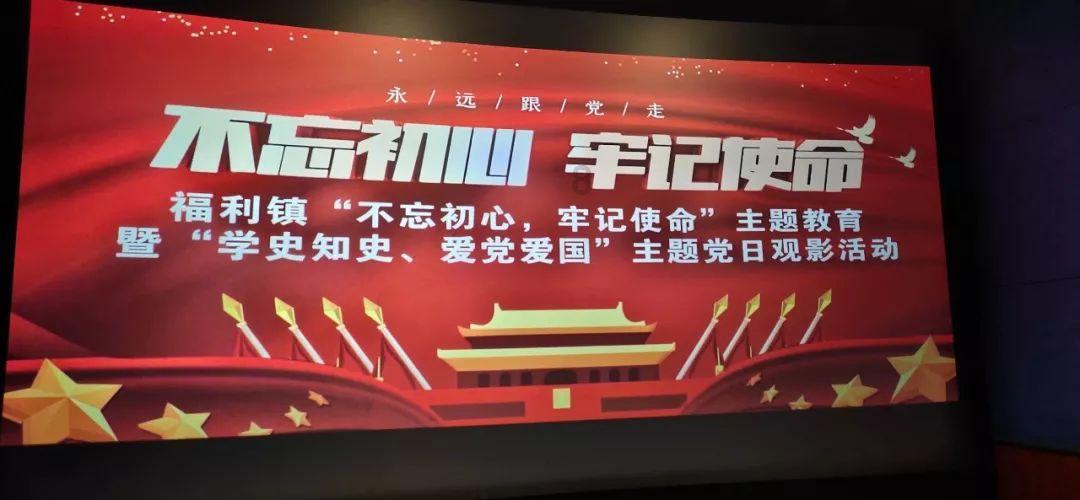 迪丽热巴穿吊带礼服秀天鹅颈 身材曼妙曲线动人